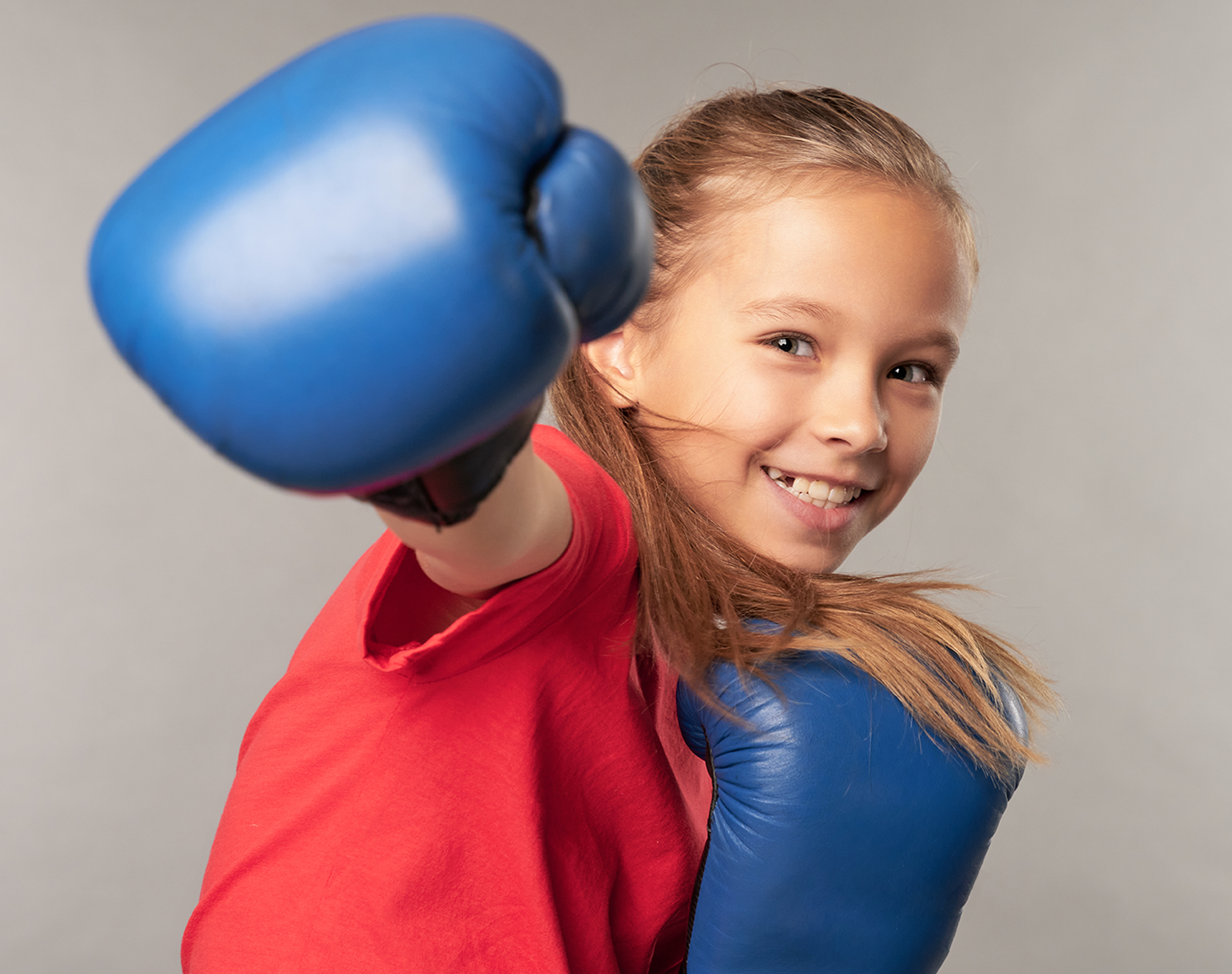 niña con guantes de kickboxing