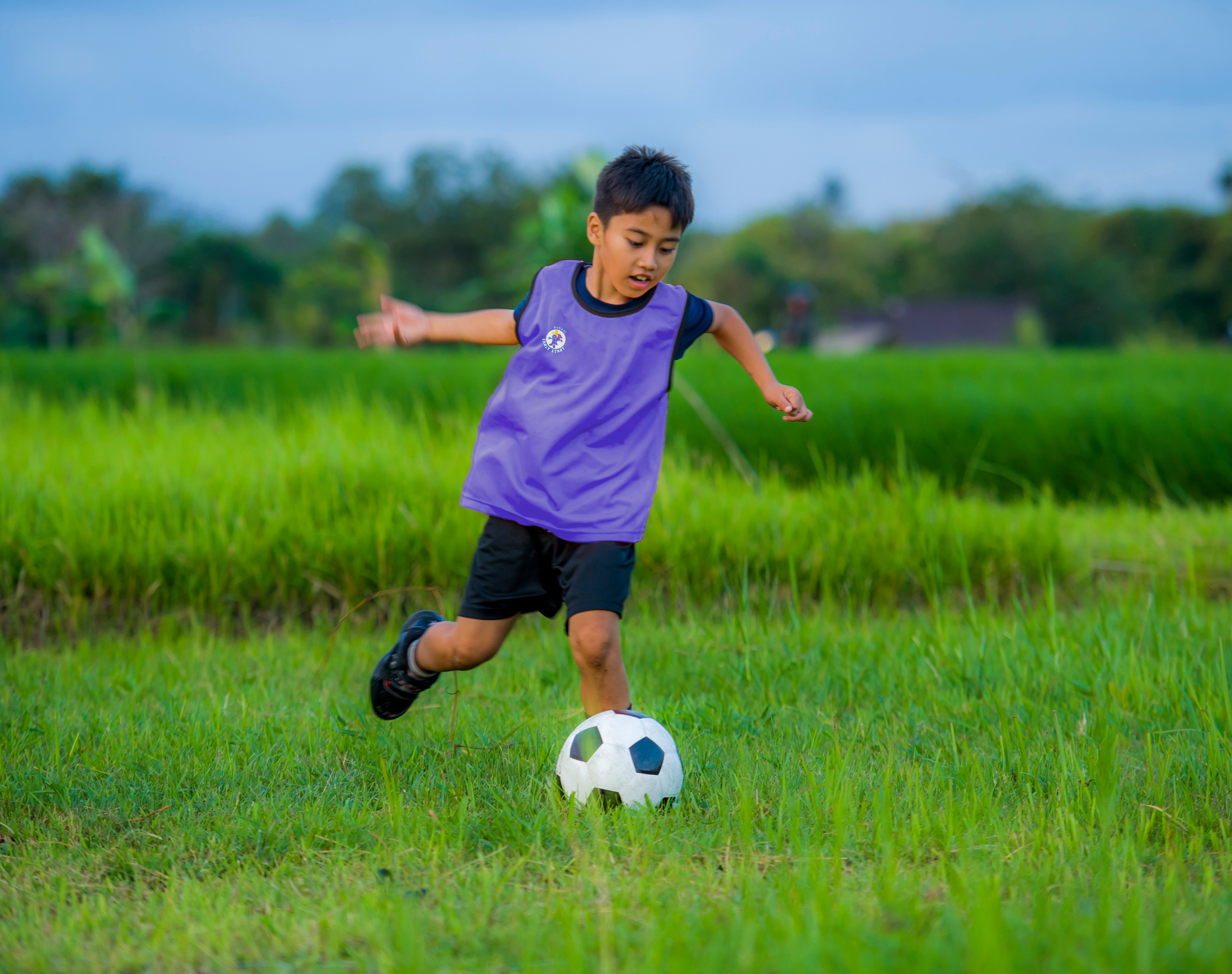 niño jugando futbol